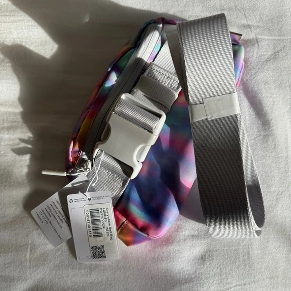 🆕 LAST ONE Lululemon Everywhere Belt Bag Prism Wash Multi Vapor - Picture 5 of 7